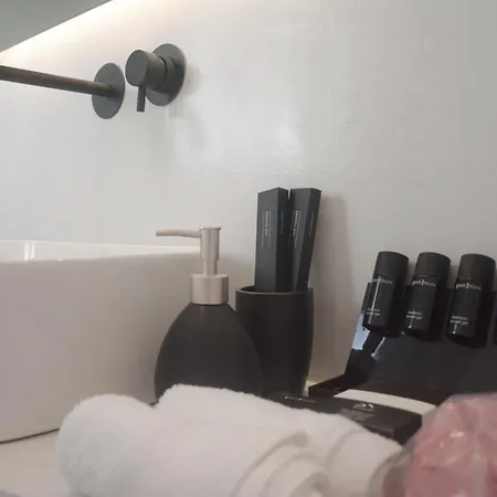 Cozy Corner Apartment *